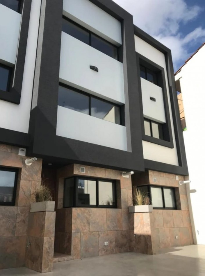 VENTA TRIPLEX 4 AMBIENTES A ESTRENAR. APTO CREDITO.