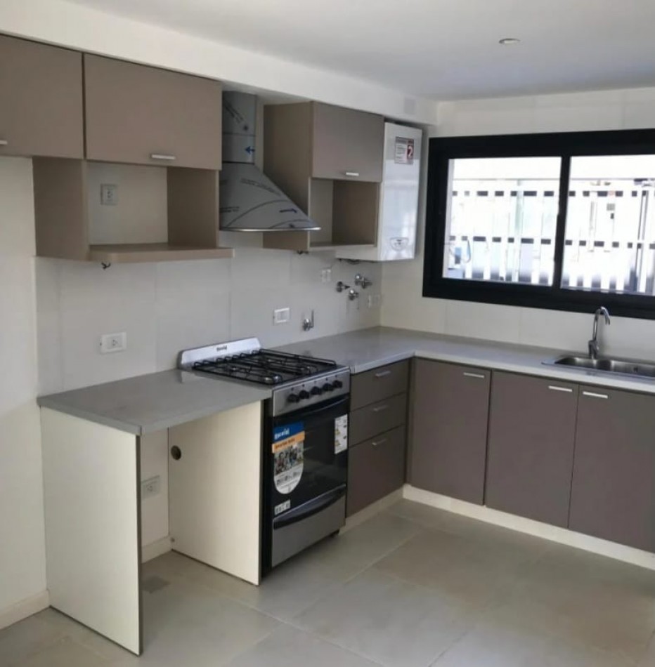 VENTA TRIPLEX 4 AMBIENTES A ESTRENAR. APTO CREDITO.