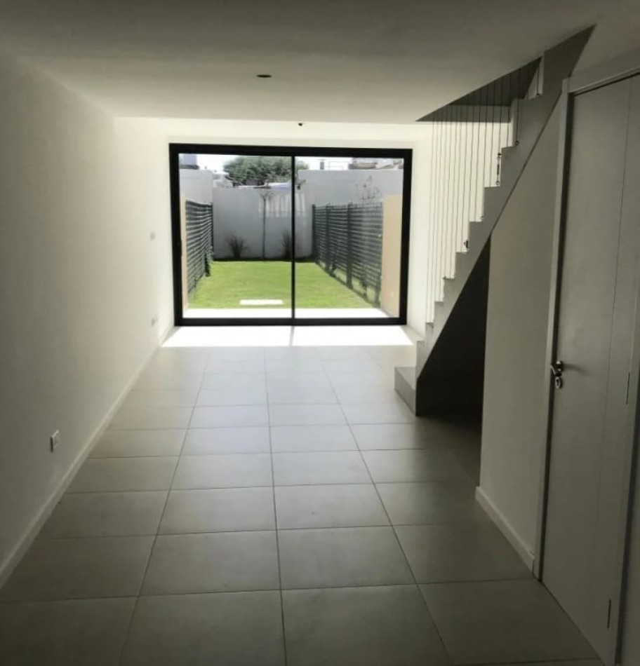 VENTA TRIPLEX 4 AMBIENTES A ESTRENAR. APTO CREDITO.