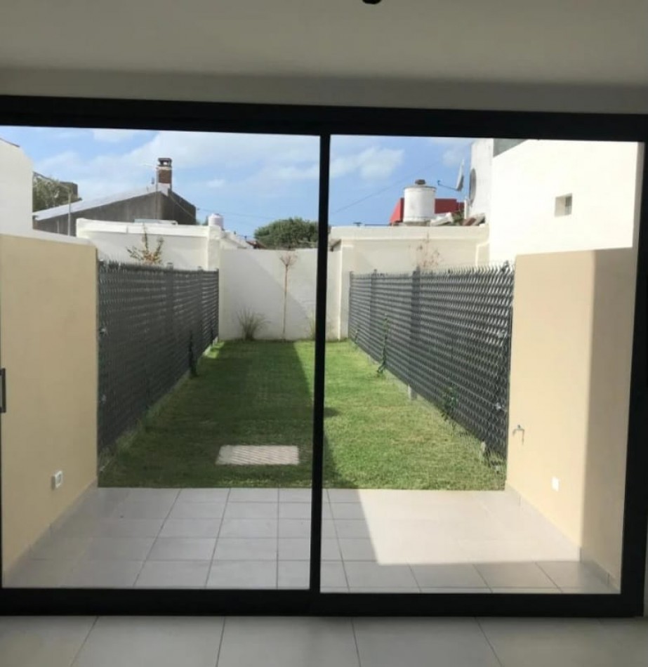 VENTA TRIPLEX 4 AMBIENTES A ESTRENAR. APTO CREDITO.