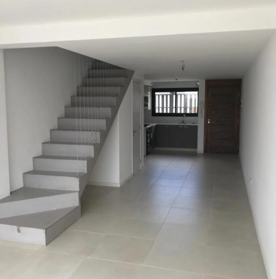 VENTA TRIPLEX 4 AMBIENTES A ESTRENAR. APTO CREDITO.