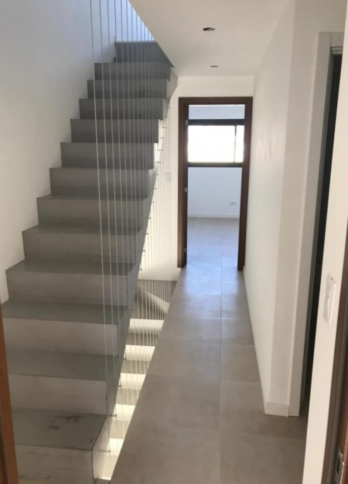 VENTA TRIPLEX 4 AMBIENTES A ESTRENAR. APTO CREDITO.