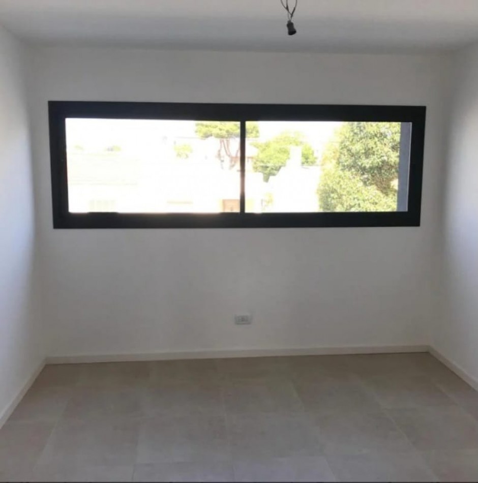 VENTA TRIPLEX 4 AMBIENTES A ESTRENAR. APTO CREDITO.