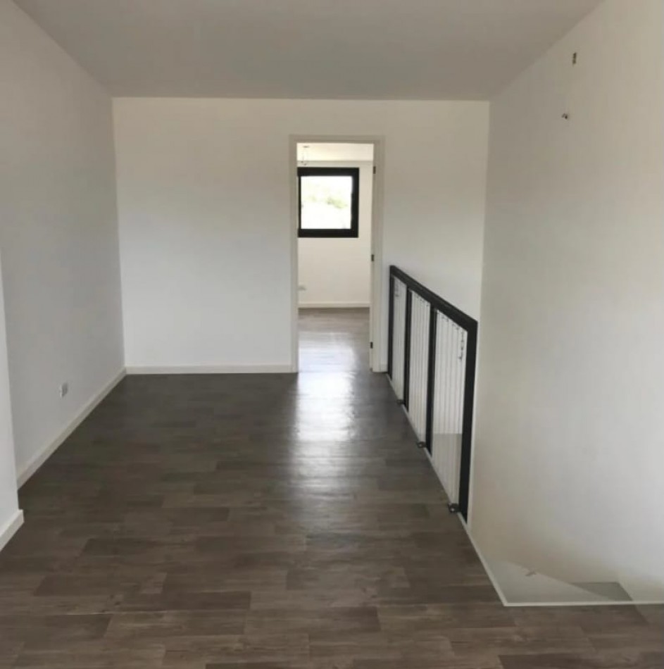 VENTA TRIPLEX 4 AMBIENTES A ESTRENAR. APTO CREDITO.