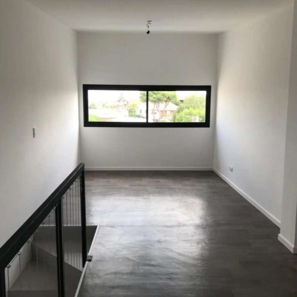 VENTA TRIPLEX 4 AMBIENTES A ESTRENAR. APTO CREDITO.
