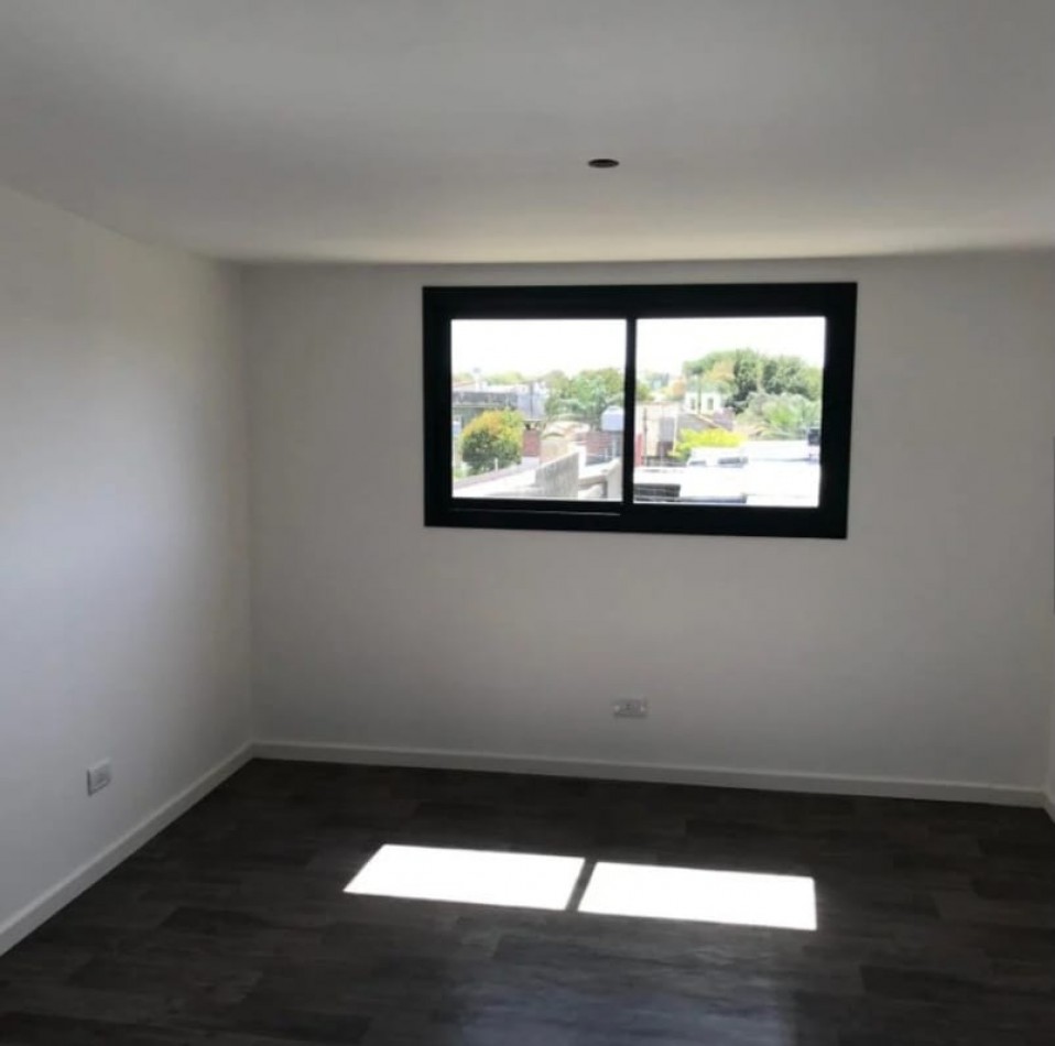 VENTA TRIPLEX 4 AMBIENTES A ESTRENAR. APTO CREDITO.