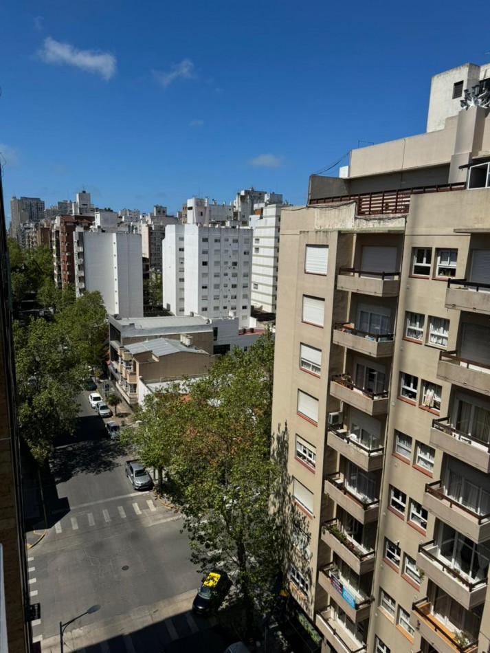   Departamento 3 ambientes a la calle con balcon saliente, totalmente reciclado. 