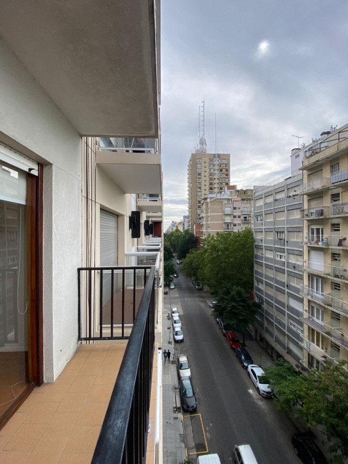Departamento Dos ambientes a la calle con balcon. 