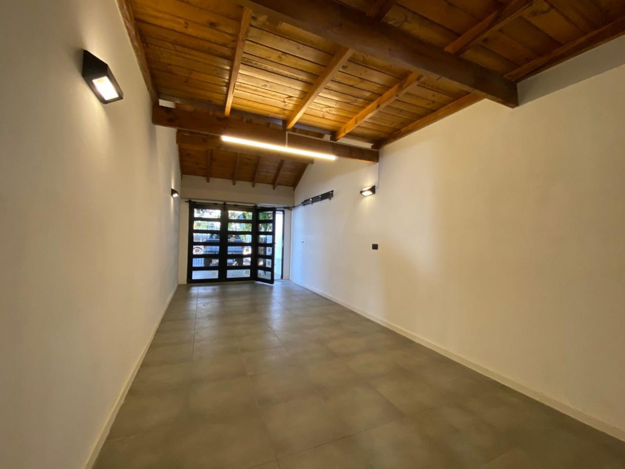 Chalet 3 ambientes reciclado en Villa Primera.