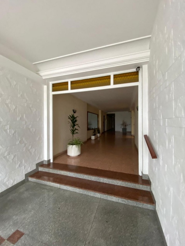 Departamento Dos  ambientes invertido a la calle con balcon frances