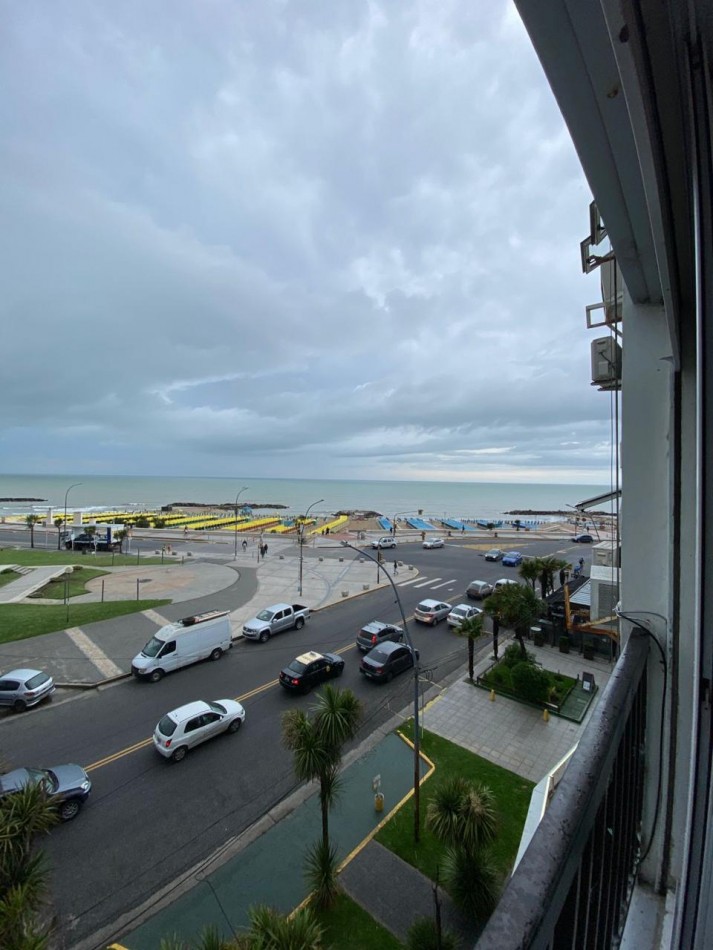 Departamento Dos  ambientes invertido a la calle con balcon frances