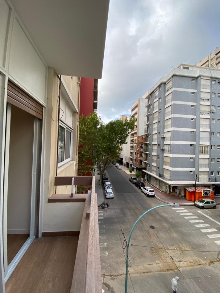 Departamento un ambiente a la calle con balcon .