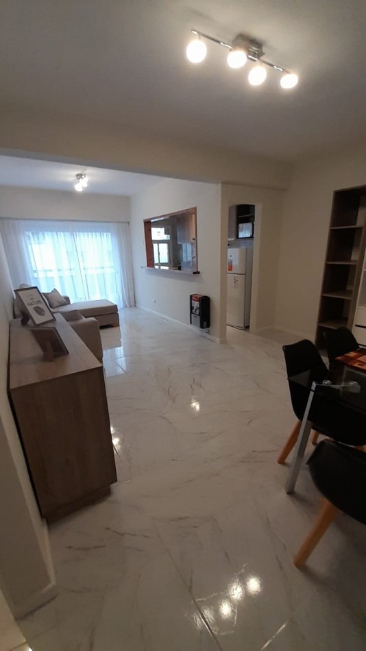 Departamento con balcon saliente externo dos ambientes .