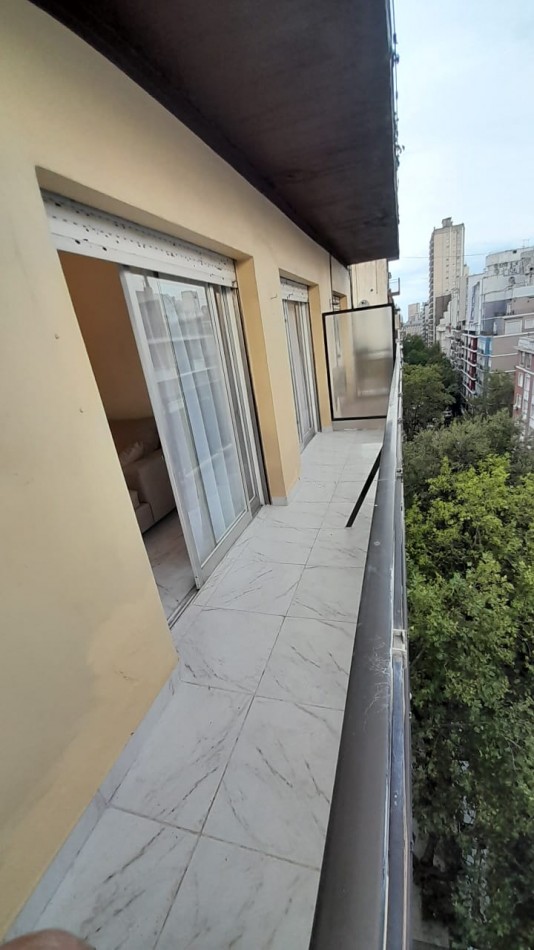 Departamento con balcon saliente externo dos ambientes .