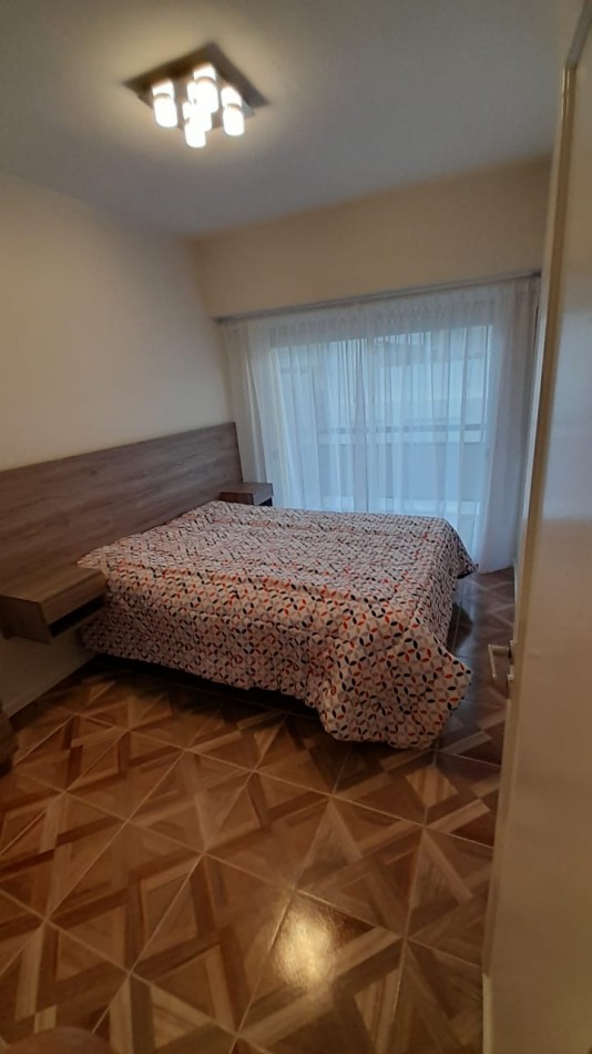 Departamento con balcon saliente externo dos ambientes .
