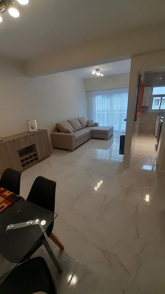 Departamento con balcon saliente externo dos ambientes .