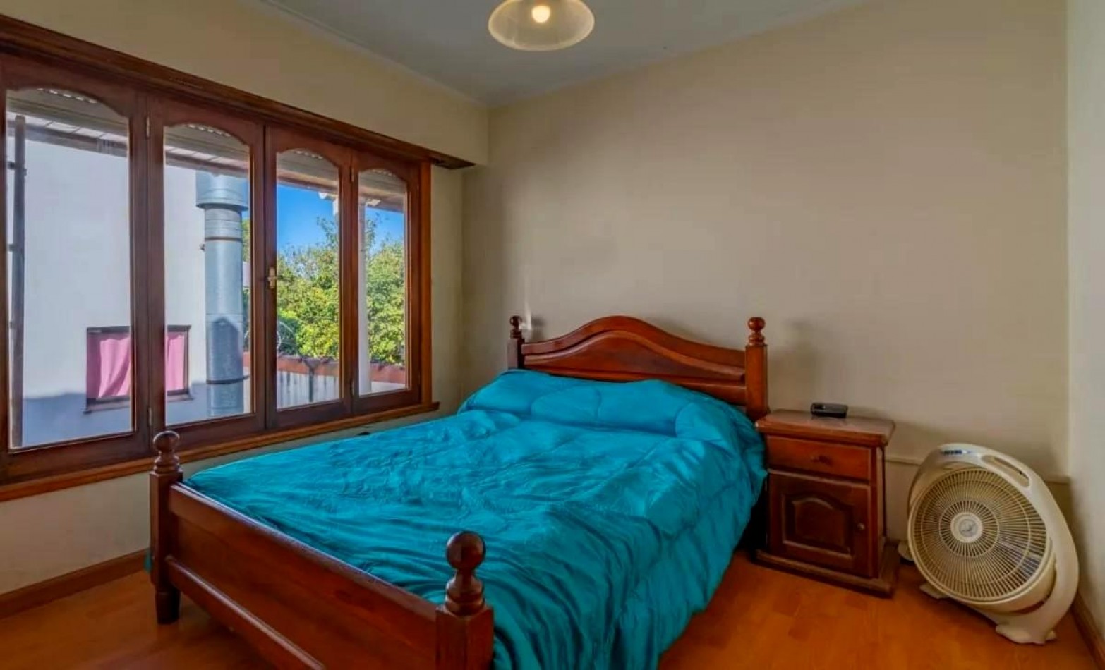 Casa a la venta tres ambientes, excelente estado. 
