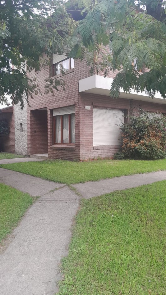 Casa a la venta tres ambientes, excelente estado. 