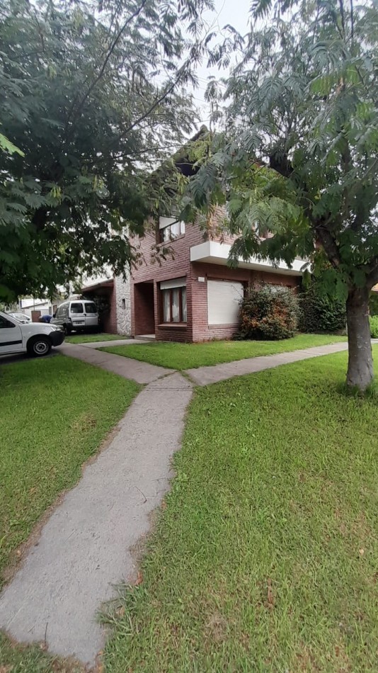 Casa a la venta tres ambientes, excelente estado. 