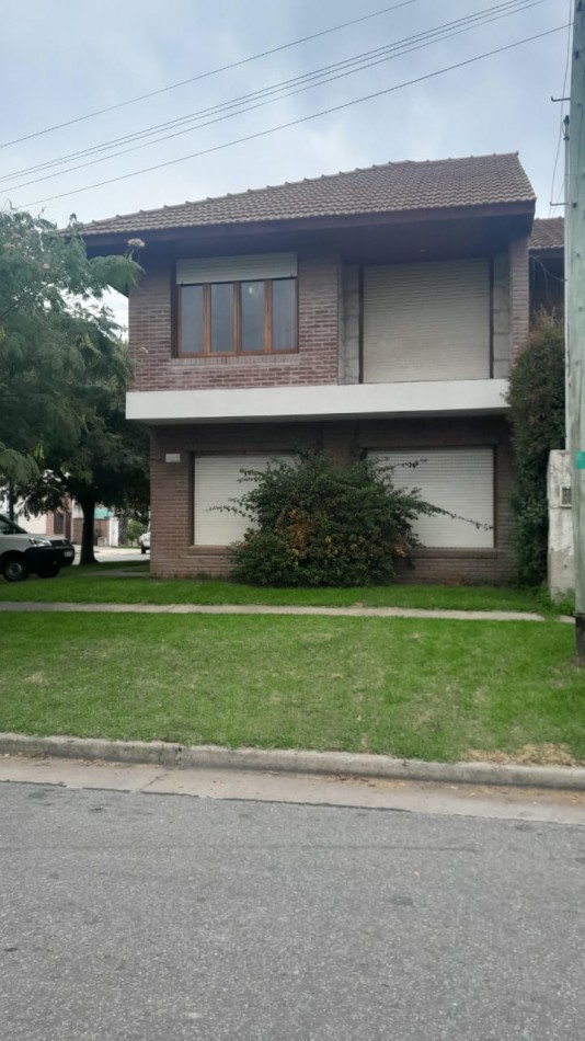 Casa a la venta tres ambientes, excelente estado. 