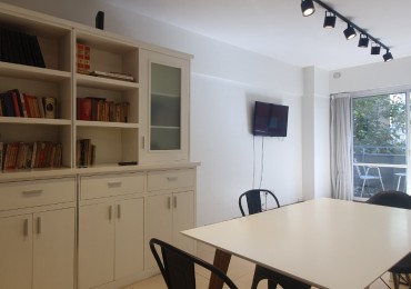 Departamento tres ambientes reciclado con cochera.