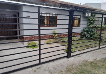 Casa tres ambientes. Apto Credito. Permuta.